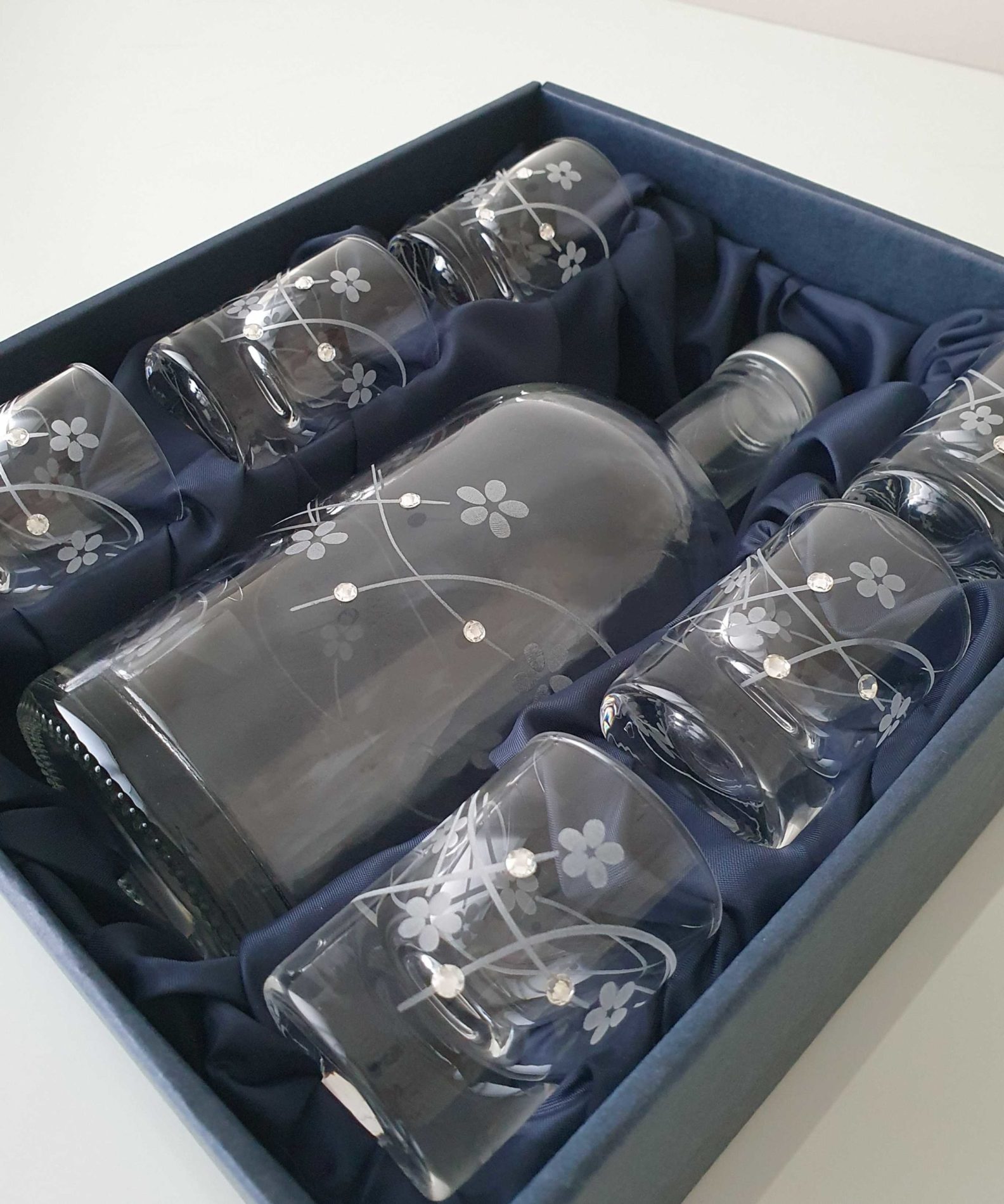 Flowers Gradim crystals, likér set fľaša 0,5 l (0,7 l) + 6 ks pohár 30 ml – Obrázok 3